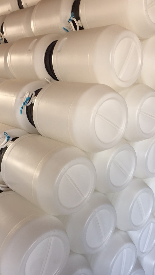 透(tou)明塑料(liao)桶